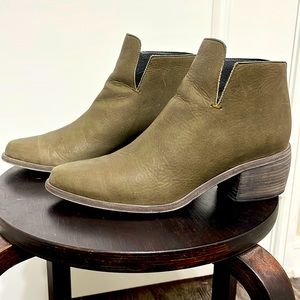 LD TUTTLE “The Sky” leather ankle bootie! Beautiful khaki brown leather 🤎
